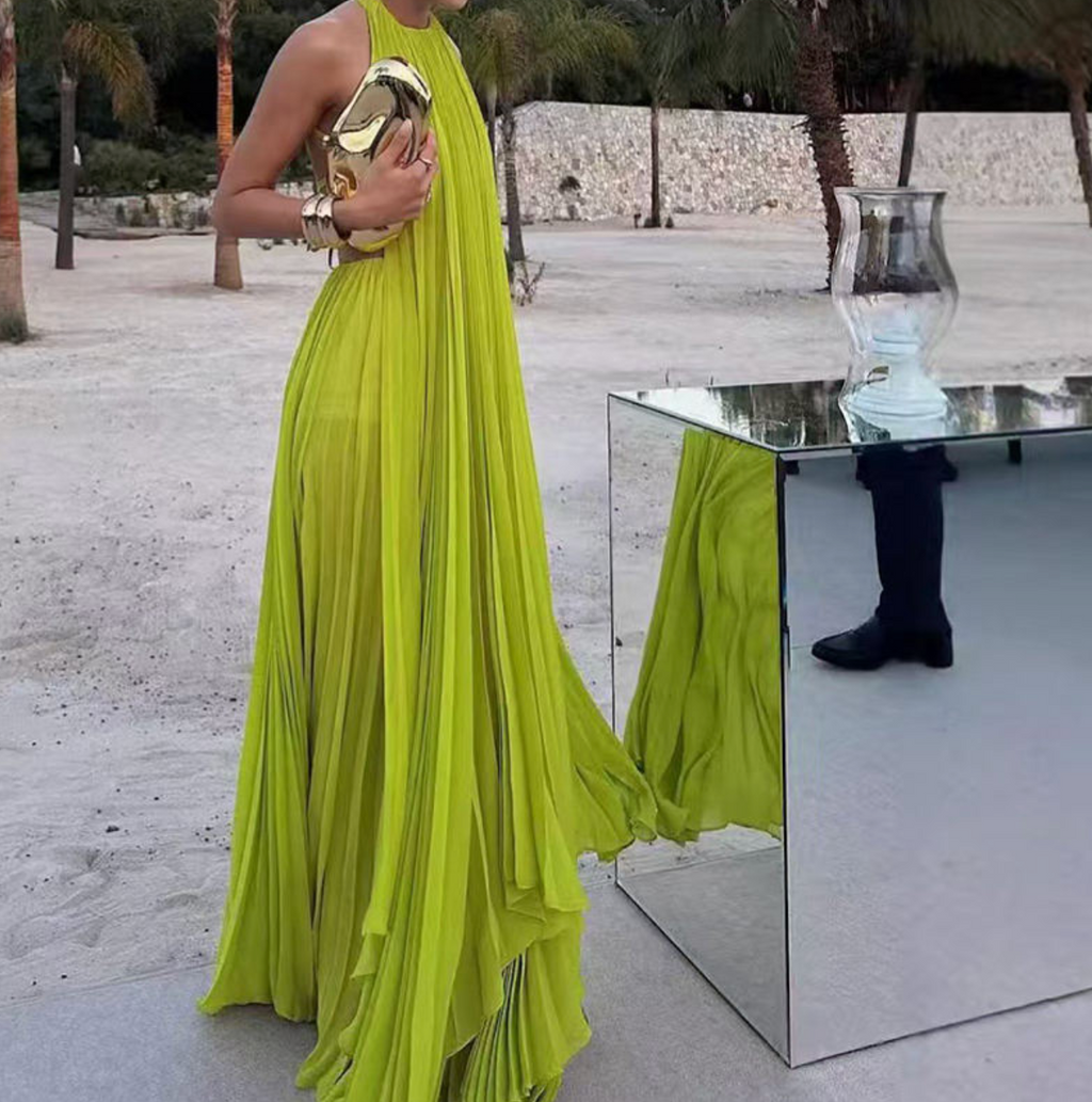 Backless Halter Beach Dress – Chic, Flirty & Effortlessly Stylish